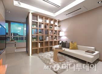 엠스테이트 오피스텔(전용 37㎡) 거실 모습.