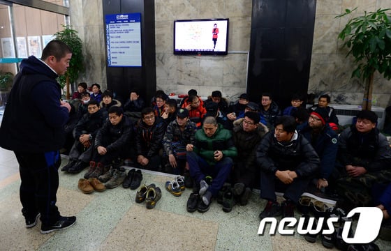 철도노조 노조원들과 민주노총 관계자 등이 21일 오전 민주노총이 입주한 서울 중구 정동 경향신문사 로비에서 경찰이 철도노조 지도부 등에 대한 검거를 위해 들이닥칠 것을 대비해 출입구 등을 지키고 있다. /사진=뉴스1