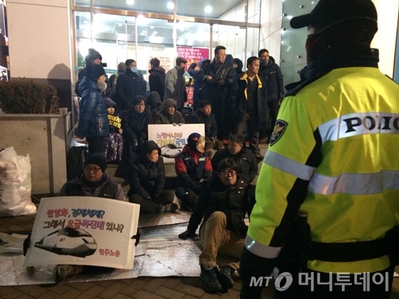 철도노조 노조원들과 민주노총 관계자 등이 21일 오전 민주노총이 입주한 서울 중구 정동 경향신문사 로비에서 경찰이 철도노조 지도부 등에 대한 검거를 위해 들이닥칠 것을 대비해 출입구 등을 지키고 있다. /사진=뉴스1