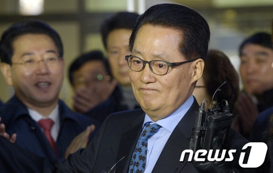 저축은행 금품수수 받은 혐의로 기소된 민주당 박지원 의원이 24일 오후 서울 서초동 서울중앙지장법원에서 열린 선고 공판에서 무죄를 선고 받은 뒤 눈물을 글썽이고 있다. 2013.12.24 / 사진=뉴스1