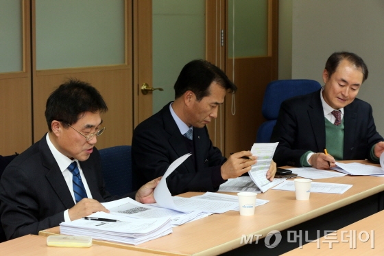 심사위원들이 '제9회 대한민국 경제올림피아드' 금융경시대회 부문 심사를 진행하고 있다. 사진 왼쪽부터 민성기 은행연합회 상무이사, 이성열 신한은행 상품개발부장, 지영한 머니투데이 금융부장 /사진=임성균 기자