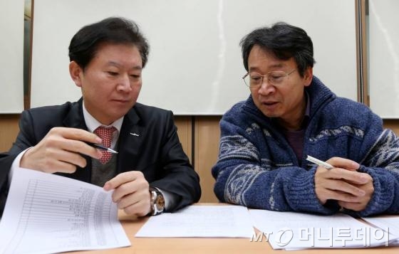 경제신춘문예부문 심사위원인 소설가 이순원씨, 시인 이희주씨(오른쪽부터)가 응모작들을 검토하고 있다./사진=홍봉진 기자 honggga@