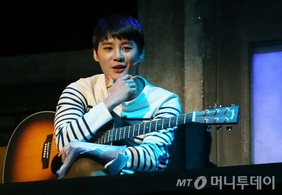 故김광석의 노래를 엮어 만든 창작뮤지컬 '디셈버'는 많은 기대와 관심 속에 지난 16일 개막했으나 대본과 연출, 무대 등이 허술했고 스타급 배우들의 열연이 작품에 잘 녹아들지 못했다. 사진은 배우 김준수가 극중 작곡을 하다가 생각하는 장면. /사진=이동훈 기자