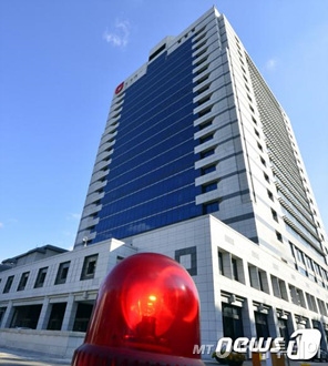 이석채 KT회장이 검찰수사로 불명예 퇴진하고 새로운 CEO로 황창규 전 삼성전자 사장이 내정되는 등 KT가 격변기를 맞고 있다. 사진은 KT 분당 사옥.