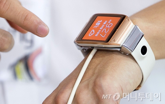 삼성전자가 지난 9월 출시한 웨어러블 스마트 기기 갤럭시 기어. /사진=머니투데이 자료.