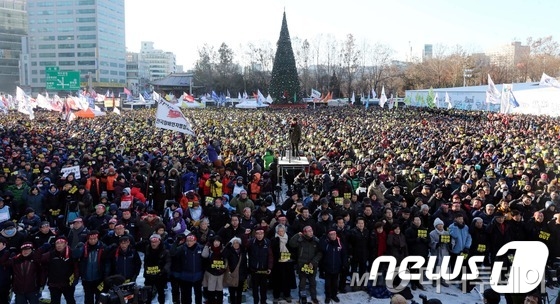 28일 오후 서울 시청앞 서울광장에서 열린 '민영화 저지, 노동탄압 분쇄, 철도파업 승리 민주노총 1차 총파업 결의대회'에서 참가자들이 철도민영화 반대 피켓을 들고 구호를 외치고 있다.2013.12.28/뉴스1