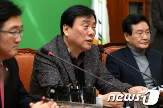 박기춘 민주당 사무총장(가운데)/뉴스1