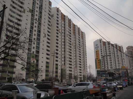 서울 용산구 서부이촌동내 아파트 외벽에 용산국제업무지구 개발에 대한 반대 현수막이 걸려있다. /사진= 진경진 기자