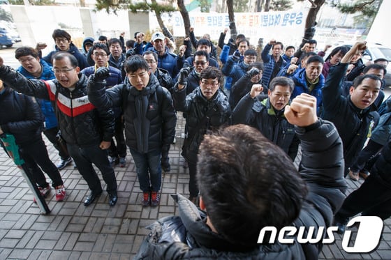 철도노조 용산기관차승무원들이 31일 오전 서울 용산구 철도회관 앞에서 복귀에 앞서 구호를 외치고 있다. 2013.12.31/뉴스1