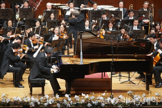 한국이 낳은 세계적인 거장, 피아니스트 백건우는 3일 서울 예술의전당에서 열린 '2014 신년음악회'에서 새해의 힘찬 도약을 기원하며 라흐마니노프의 '파가니니 주제에 의한 랩소디 43번'을 연주했다. /사진제공=서울 예술의전당