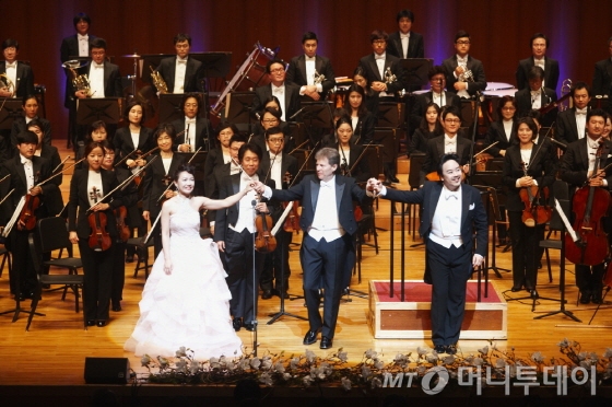 3일 문화체육관광부 주최로 서울 예술의전당 콘서트홀에서 열린 '2014 신년음악회'에서 소프라노 임선혜, 지휘자 요엘 레비, 테너 정호윤(앞줄 왼쪽부터)이 관객들에게 인사를 하고 있다. /사진제공=서울 예술의전당