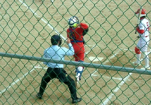 황정섭 심판이 실제 소프트볼 경기 심판을 보는 장면. / 사진제공=UA