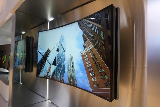 6일(현지시각) 삼성전자가 공개한 85형 곡면 UHD 벤더블 TV. 패널은 LED(발광다이오드)가 탑재됐다. /사진제공=삼성전자