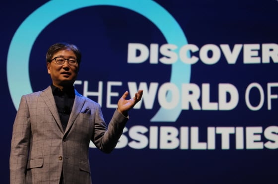 윤부근 삼성전자 소비자가전(CE) 부문 사장이 6일(현지시간) 미국 라스베이거스 만달레이베이 컨벤션센터에서 열린 프레스 컨퍼런스에서 '미래의 가정(Future Home)'을 중심으로 한 소비자가전 시장의 성장 가능성에 대해 설명하고 있다./사진제공=삼성전자