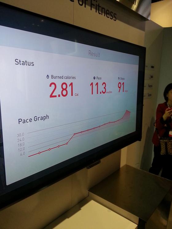 라이프밴드를 착용한 시연자의 운동량은 LG스마트TV 휘트니스 앱을 통해 화면으로 표시된다. /사진= 유엄식 기자