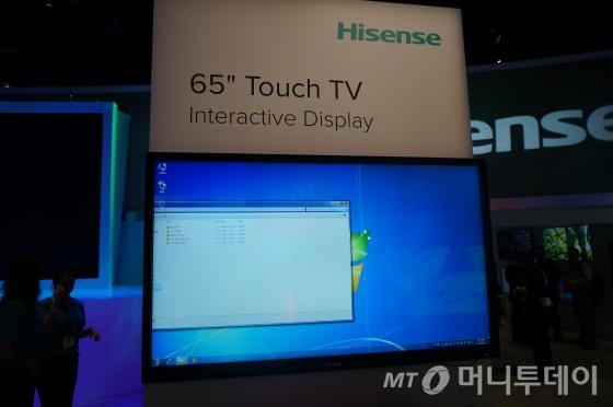 하이센스의 65형 인터렉티브 TV. 손가락 움직임으로 화면을 직접 움직일 수 있어 흡사 대형 태블릿 PC를 이용하는 느낌을 들게 한다. /사진=유엄식 기자