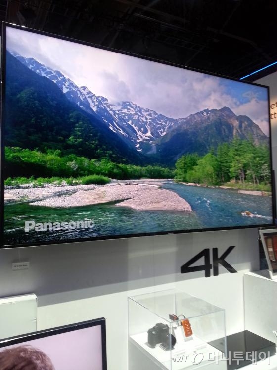 파나소닉의 대형 평면 UHD TV. 소니 등 일본업체들은 이번 전시회에서 커브드 제품을 거의 내놓지 않았다. /사진=유엄식 기자