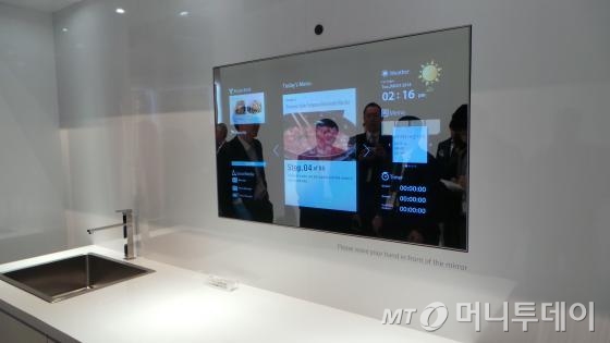 일본 도시바가 공개한 미러 디스플레이./사진=서명훈 기자