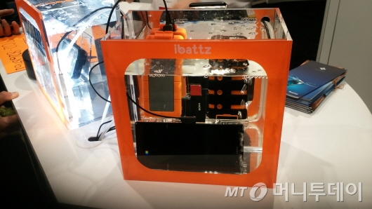 네이티브 유니온의 나무 소재 케이스