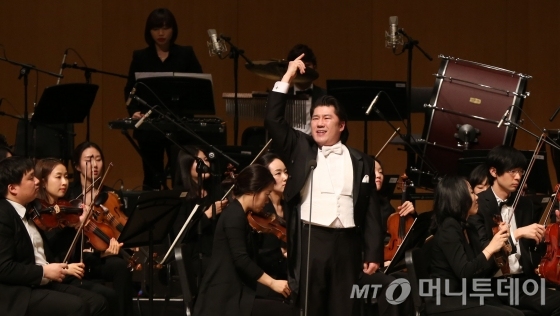 바리톤 김형규는 풍부한 감성으로 한국 가곡과 오페라 아리아를 선사했다. /사진=이기범 기자