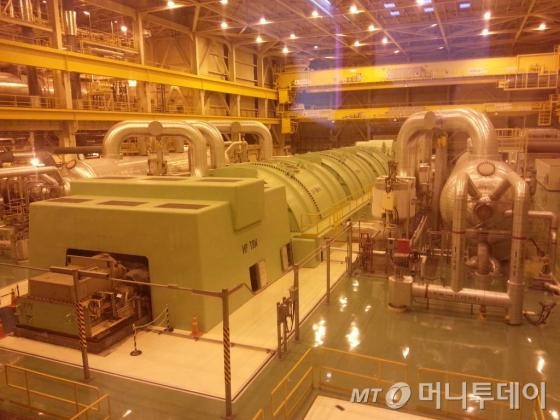 3100톤에 달하는 고압터빈, 저압터빈, 발전기 등이 위치한 터빈실의 모습. 터빈들은 분당 1800바퀴를 회전해 전력을 생산한다. 원자로에서 만들어진 증기를 열에너지로 바꾼 뒤 전기를 생산하는 곳이다.
