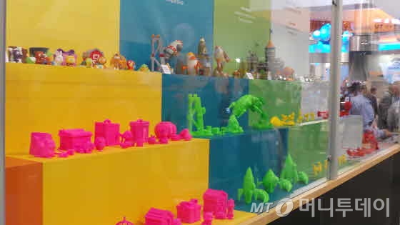 CES 2014에 전시된 3D 프린터로 생산된 제품들. 아직 색상이나 정교함이 다소 떨어진다./사진=서명훈 기자