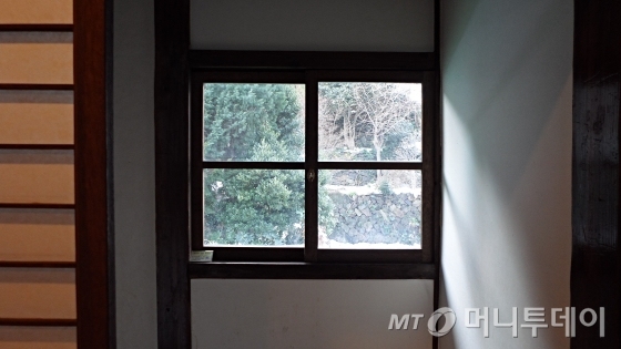 울릉도 도동리 구 이영관 가옥 2층에 있는 손으로 만든 유리창. 창문을 통해 보는 창밖의 풍경이 다른 유리창과 달리 얼룩덜룩하게 보인다. / 사진=김유경기자