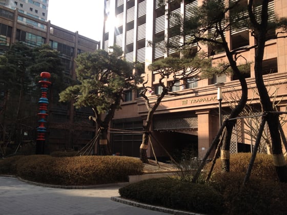 서울 양천구 '목동 트라팰리스' 로비. / 사진 = 이재윤 기자