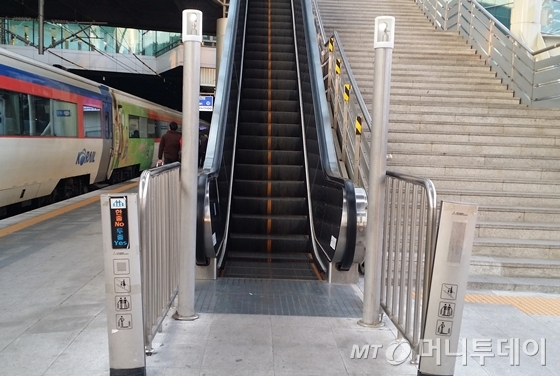 에스컬레이터 안전 기둥은 기울어져 있고 그 뒤로 약 2m 높이의 계측기를, 뒤편 하부에는 만일에 사태에 대비해 위치 유지시스템이 설치됐다./사진= 윤일선 기자