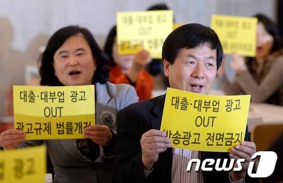 가계부채 1000조 시대 서울의 한 시중은행 창구에 한 고객이 개인대출 상담을 받고 있다./사진=뉴스1