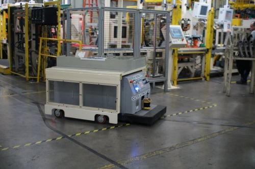 14일(현지시간) 현대모비스 미시간공장에서 무인 운반설비인 'AGV'(Auto Guided Vehicle)가 생산라인에 필요한 부품을 실어나르고 있다