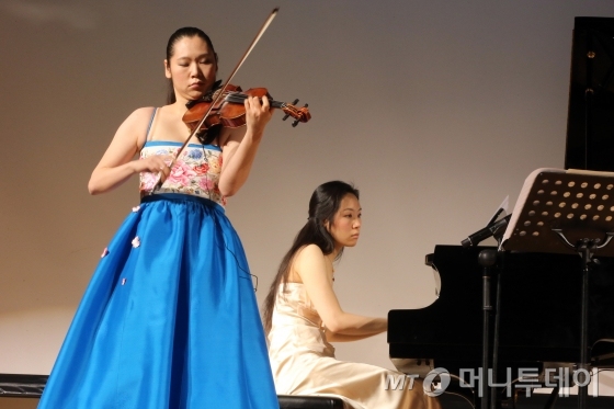 지난해에 이어 올해도 매달 셋 째주 일요일마다 열릴 '송원진·송세진의 소리선물' 나눔음악회가 19일 오후 1시, 올해 첫 문을 열었다. 바이올리니스트 송원진과 피아니스트 송세진 자매가 재능기부로 연주를 하고 있다. /사진=임성균 기자