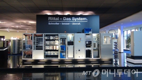 ↑↑리탈의 대표적인 산업용 인클로저 모델 '더 시스템'(The System) 모습. 글로벌 표준이 된 인클로저 플랫폼 T8이 내장돼있다.