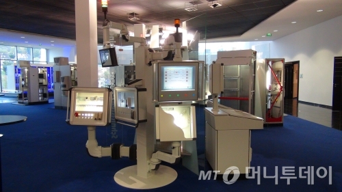 ↑인클로저 관리를 비롯해 전력 효율성, 온도관리 등을 한눈에 확인하고 제어할 수 있는 '오퍼레이션 하우징'(Operationg Housing) 및 기타 장치 이미지. 리탈은 인클로저생산뿐만 아니라 IT솔루션, 엔지니어링 시스템까지 사업영역을 확장하고 있다.