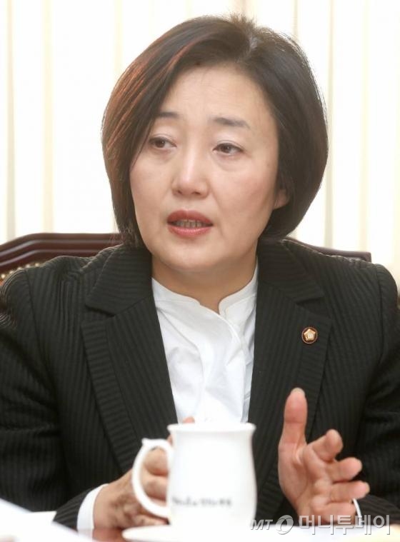 박영선 국회 법제사법위원장은 21일 머니투데이와 인터뷰에서 제도특검이라도 우선 도입해 검찰 개혁에 나서는 것이 중요하다고 밝혔다.