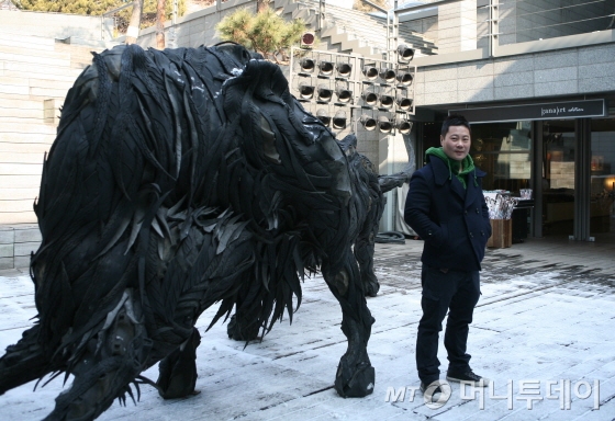 폐타이어로 작업한 뮤턴트 시리즈 작품 앞에 선 지용호 작가. /사진제공=가나아트