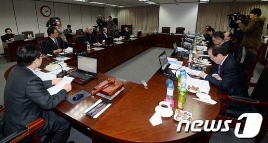 23일 오후 서울 양천구 목동 방송통신심의위원회에서 열린 전체회의/ 사진=뉴스1