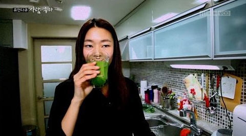 25일 방송된 MBC 휴먼다큐 '사람이 좋다'에 출연해 건강주스 레시피를 선보인 모델 한혜진/ 사진=MBC 방송 캡처