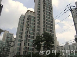 서울 중랑구 숙선옹주로 85(묵동) 신내4단지 아파트 전경. / 사진제공 = 부동산태인