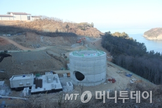 연소기 연소시험설비에 함께 지어진 소음저감장치(원형건물)/사진=류준영 기자