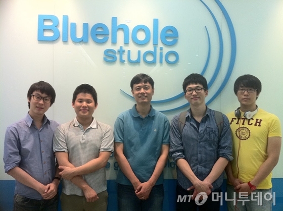 장병규 네오위즈 공동창업자와 인터뷰 당시 찍은 사진. 왼쪽부터 이상호씨, 이탁근씨, 장병규 창업자, 김준호씨, 이용수씨. /사진=서진욱 기자.