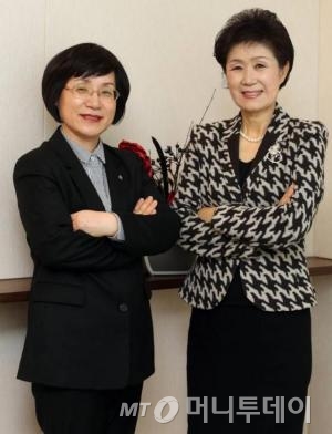 ↑권선주 기업은행장(왼쪽)과 손병옥 푸르덴셜생명 사장이 대담 후 포즈를 취하고 있다./사진=이기범 기자