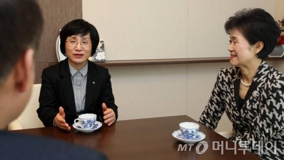 손병옥 푸르덴셜생명 사장(오른쪽)과 권선주 기업은행장이 사회자의 질문에 답변하고 있다./사진=이기범 기자