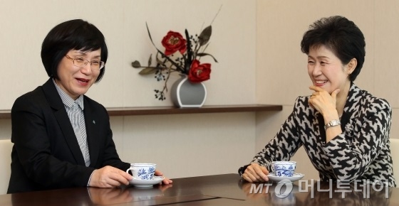 ↑권선주 기업은행장(왼쪽)과 손병옥 푸르덴셜생명 사장(오른쪽)이 이야기를 나누고 있다. /사진=이기범 기자