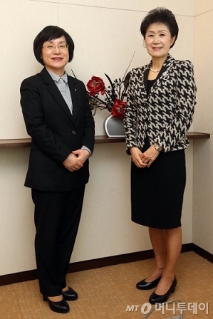 ↑권선주 기업은행장(왼쪽)과 손병옥 푸르덴셜생명 사장(오른쪽)이 대담 후 포즈를 취하고 있다. /사진=이기범 기자