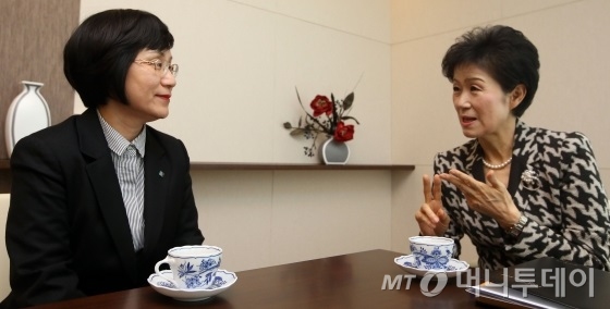 ↑권선주 기업은행장(왼쪽)과 손병옥 푸르덴셜생명 사장(오른쪽)이 이야기를 나누고 있다. /사진=이기범 기자