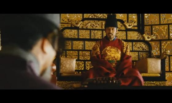 영화 '광해'에서 광해와 하선 역을 맡은 배우 이병헌/ 사진='광해' 예고편 캡처