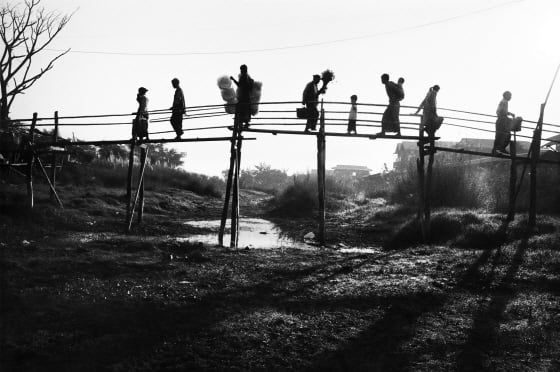 '노래하는 다리' Lake Inle, Nyaung Shwe, Burma, 2011. ⓒ박노해.  가수 윤도현은 이 사진을 이번 전시 작품 중 가장 마음에 드는 사진으로 꼽았다. /사진제공=나눔문화