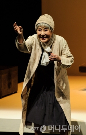 다섯 살 꼬마로 시작한 김성녀는 50년 세월을 자유자재로 넘나들며 마침내 노인 역할까지 완벽하게 소화해 낸다. 그녀는 "살아 있으니 우린 함께 울 수 있잖아"라며 노래했다. /사진제공=명동예술극장