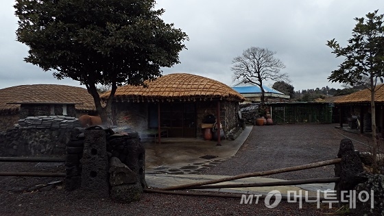 제주성읍마을 초가의 대문(정낭)/ 사진=김유경기자